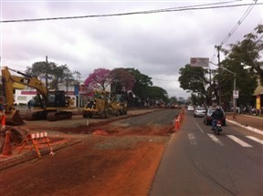 Trecho de 200 metros da Avenida Morangueira em Maringá está totalmente interditado